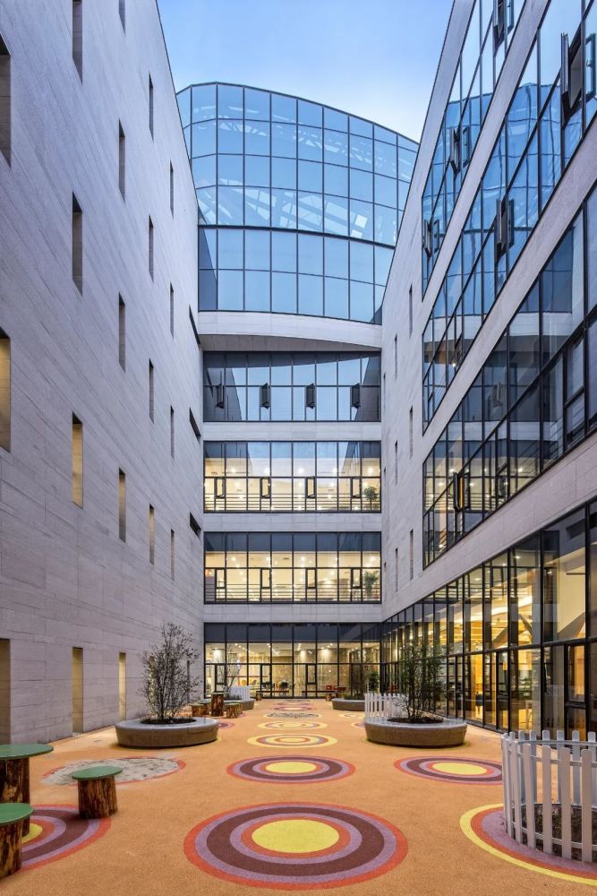 彩虹糖顏色的內(nèi)院，讓兒童得以游樂