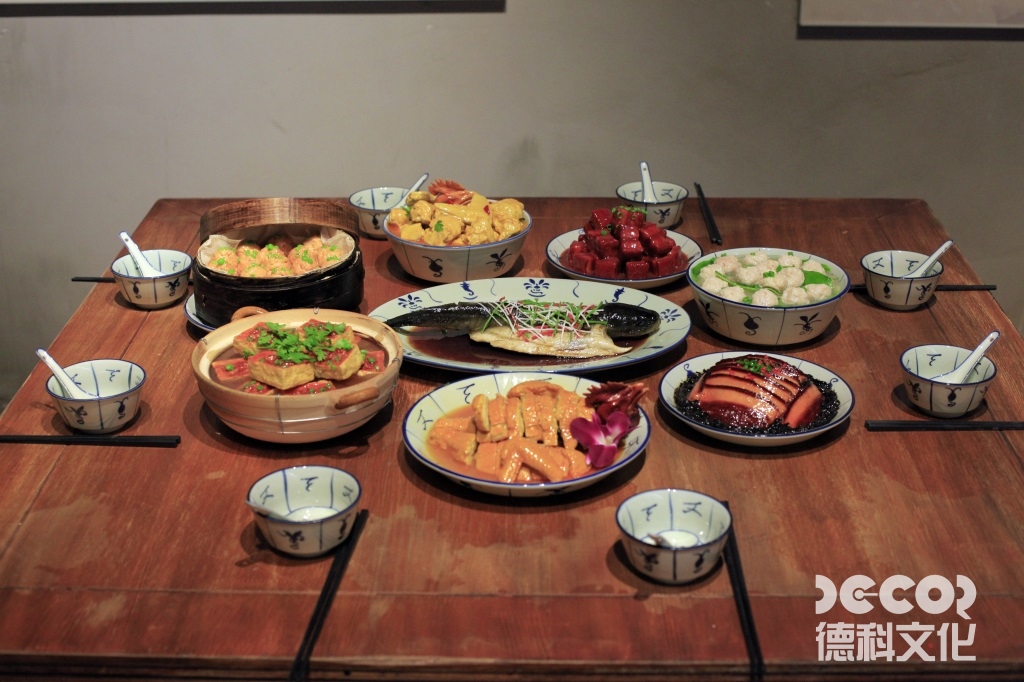 藝術展廳裝修設計中，如何選擇合適的展示架和展示方式