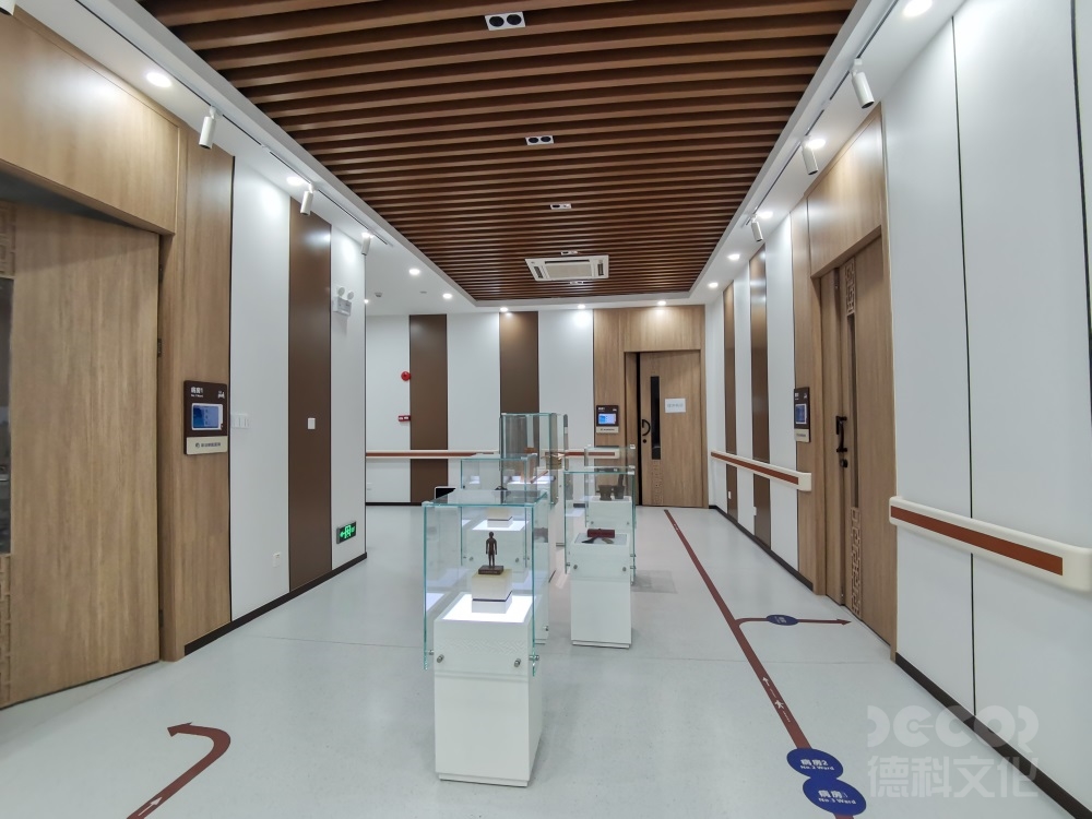 展覽館設計中如何考慮觀眾的社交互動和合作體驗，促進交流和合作