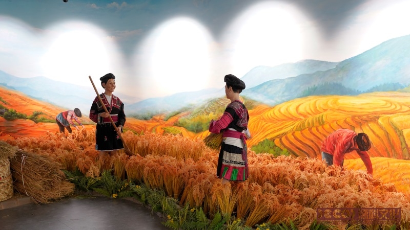 你認(rèn)為紅色主題展館設(shè)計(jì)中如何平衡展覽的紀(jì)實(shí)性和藝術(shù)性？