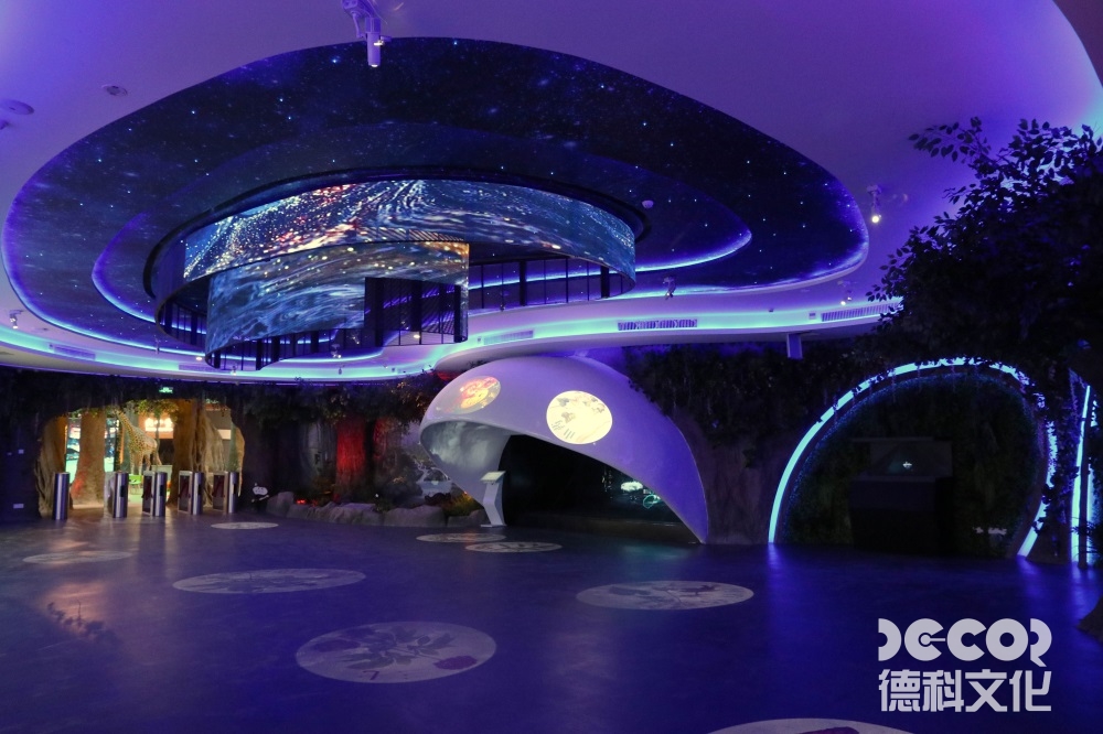 文化展館設(shè)計(jì)中，如何利用展示區(qū)域的燈光和音效來(lái)創(chuàng)造戲劇性的展覽效果？